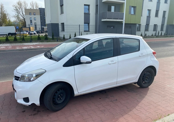 Toyota Yaris cena 23900 przebieg: 142049, rok produkcji 2013 z Katowice małe 529